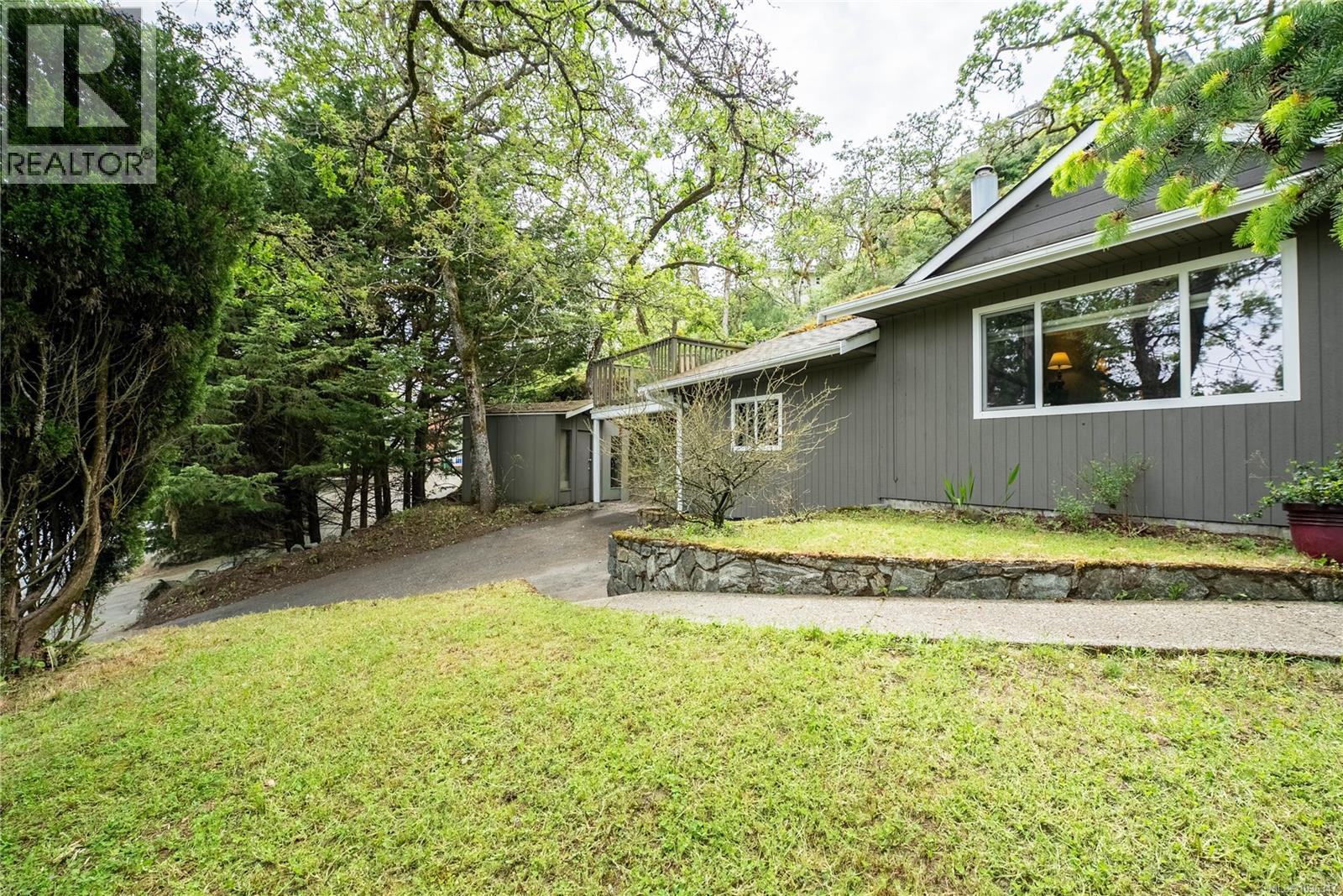 4120 Quadra St - 35