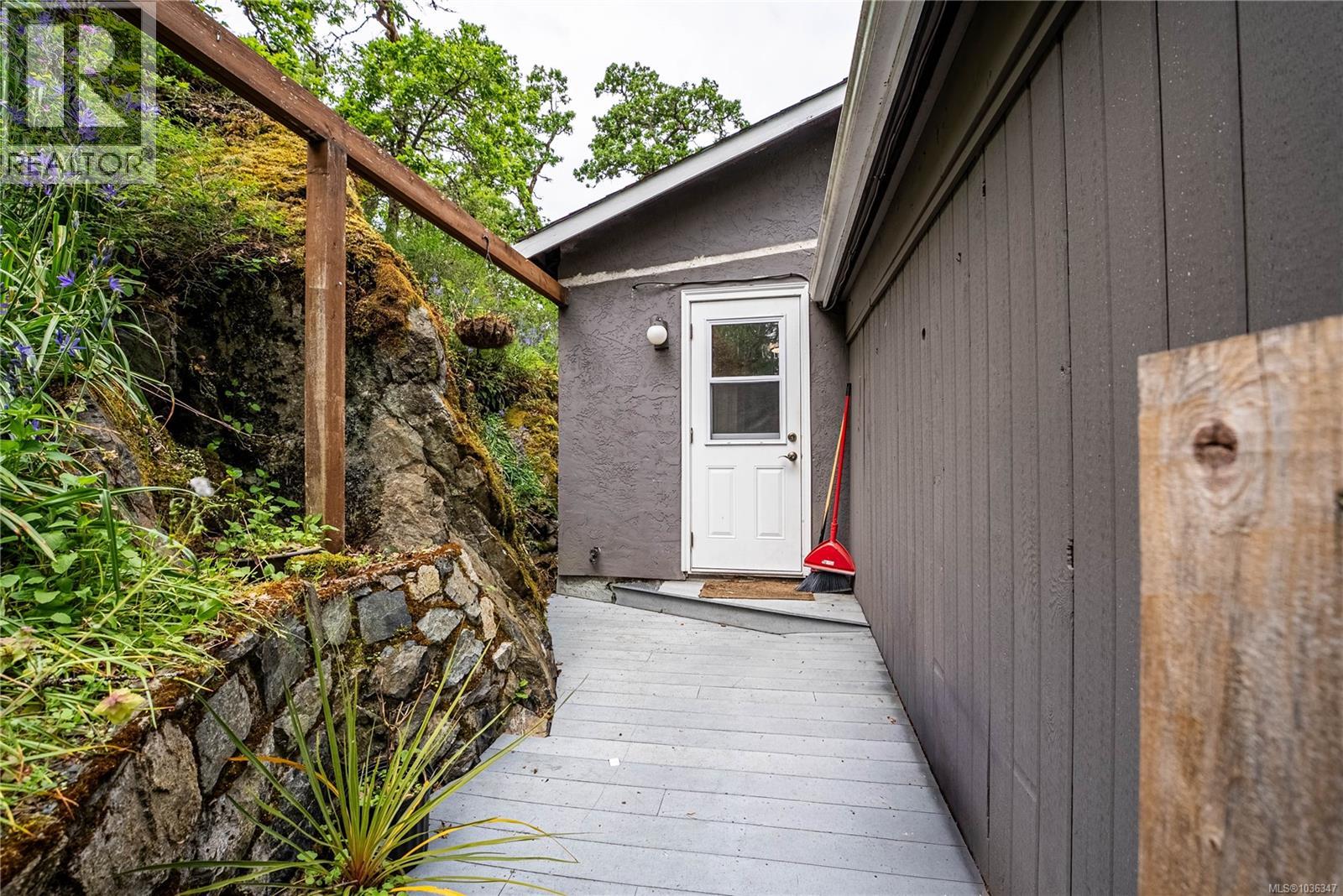 4120 Quadra St - 38