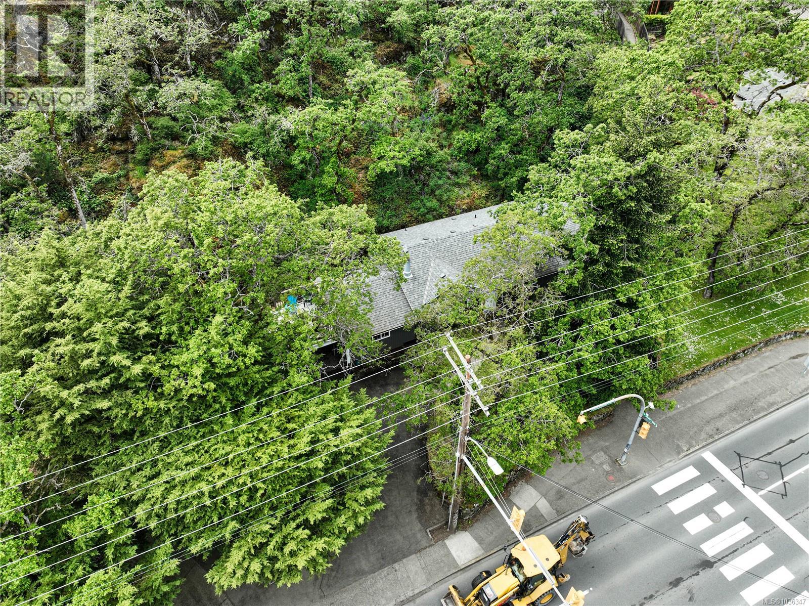 4120 Quadra St - 43