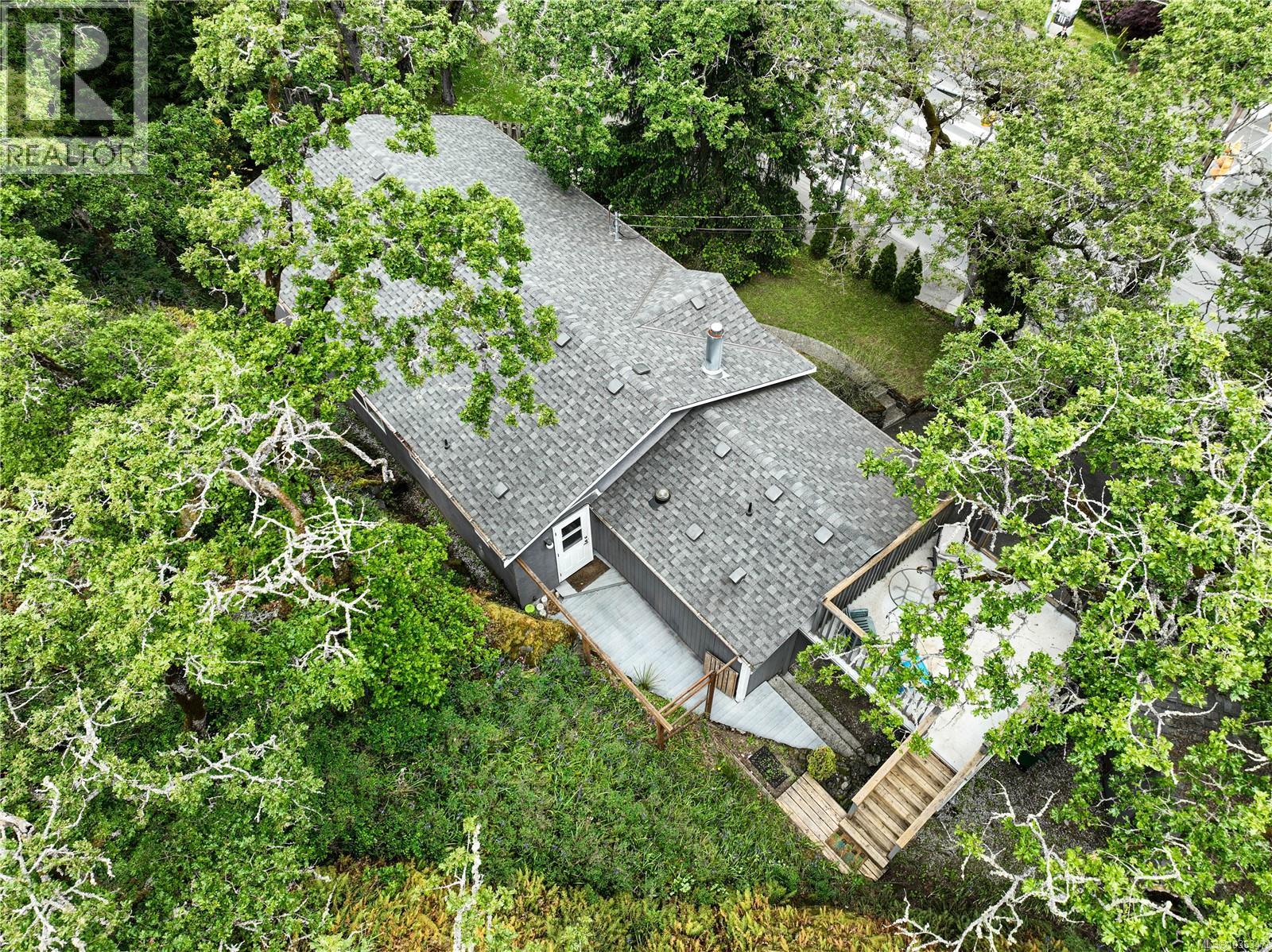 4120 Quadra St - 45