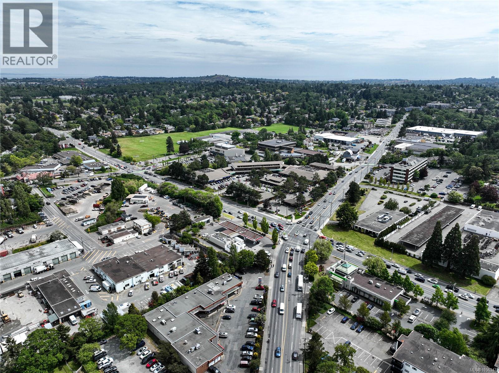 4120 Quadra St - 51