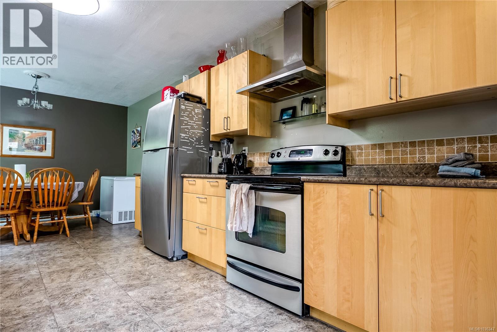 4120 Quadra St - 8