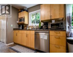 Living room - 4120 Quadra St, Saanich, BC V8X3B9 Photo 11