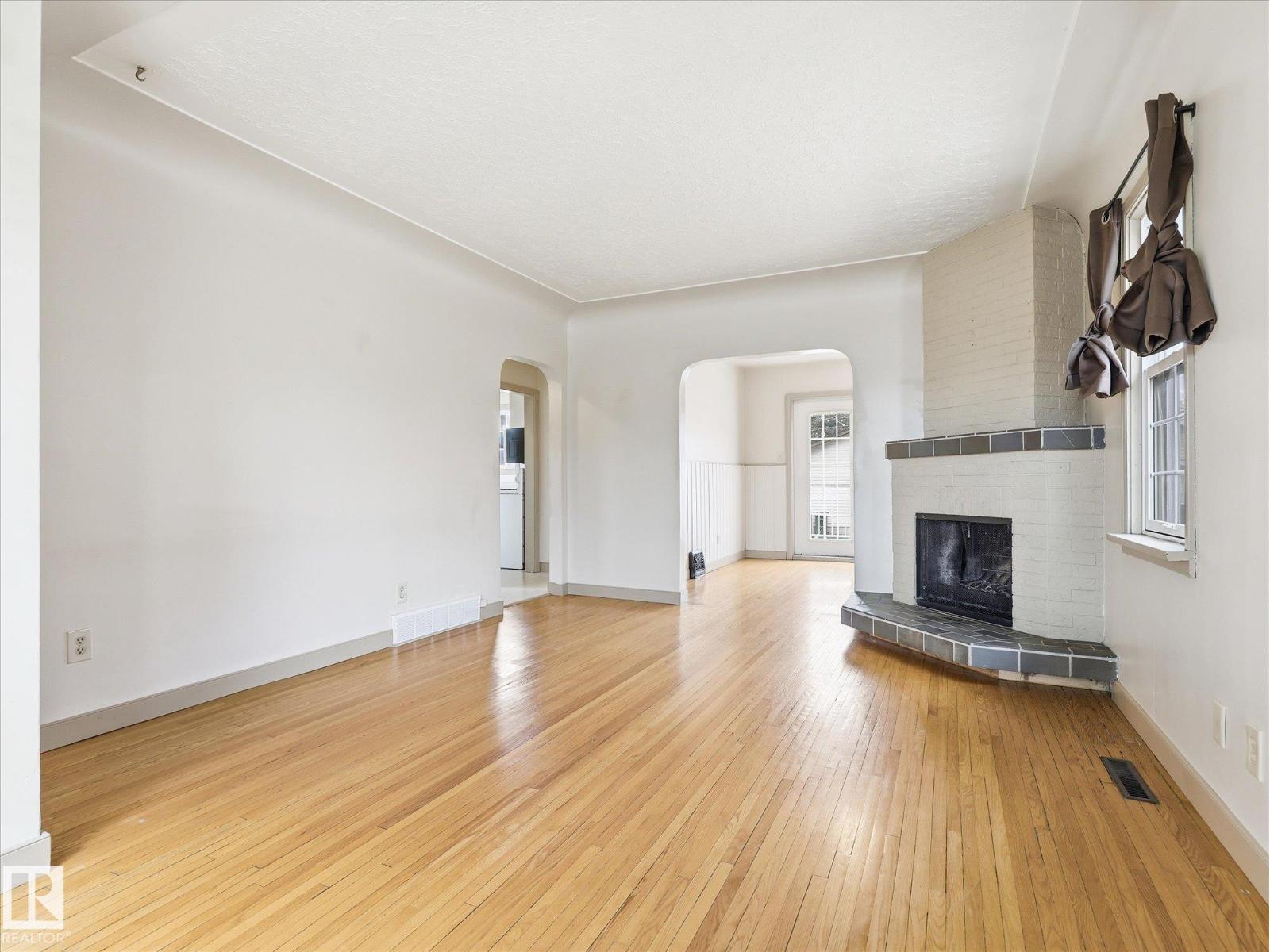 12324 104 ST NW - 4