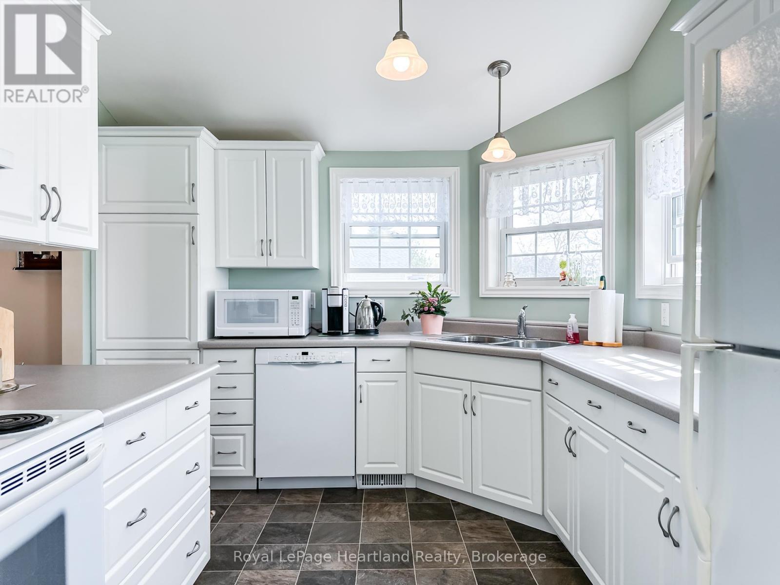 22 ALGONQUIN LANE - 12
