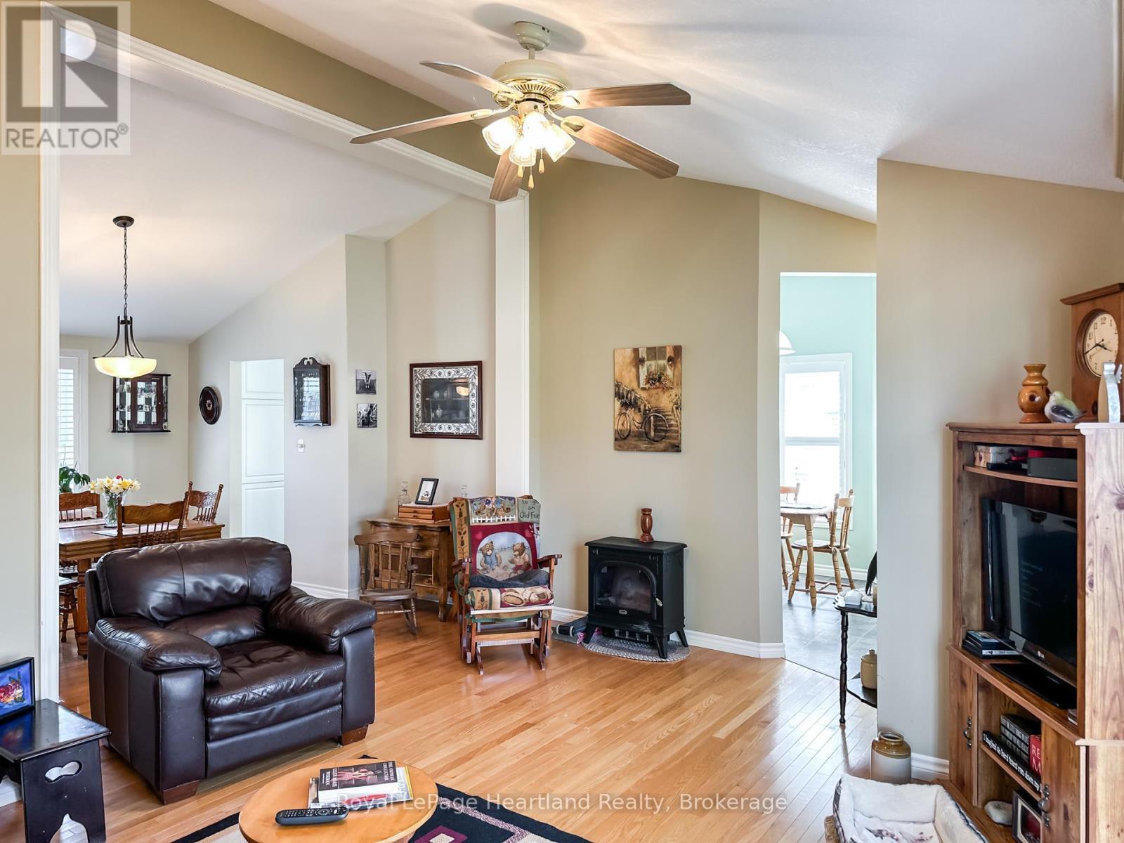22 ALGONQUIN LANE - 16