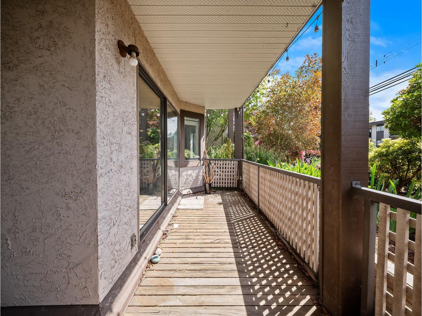 105 1460 MARTIN STREET, White Rock
