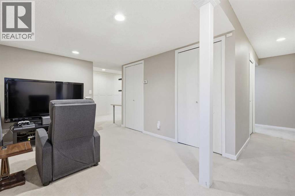 2712 22 Street SW - 35
