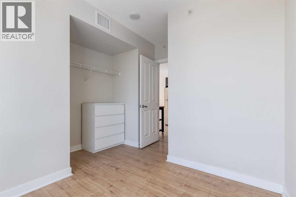 #1001 10 Brentwood Common NW - 17