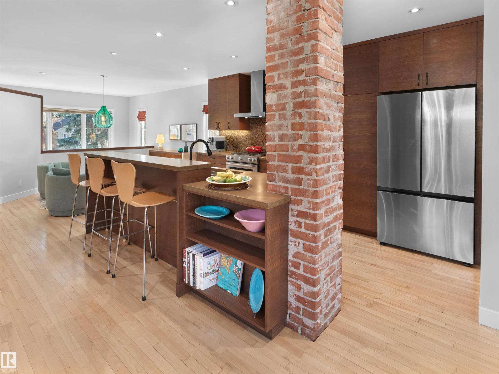9815 90 AV NW - 7