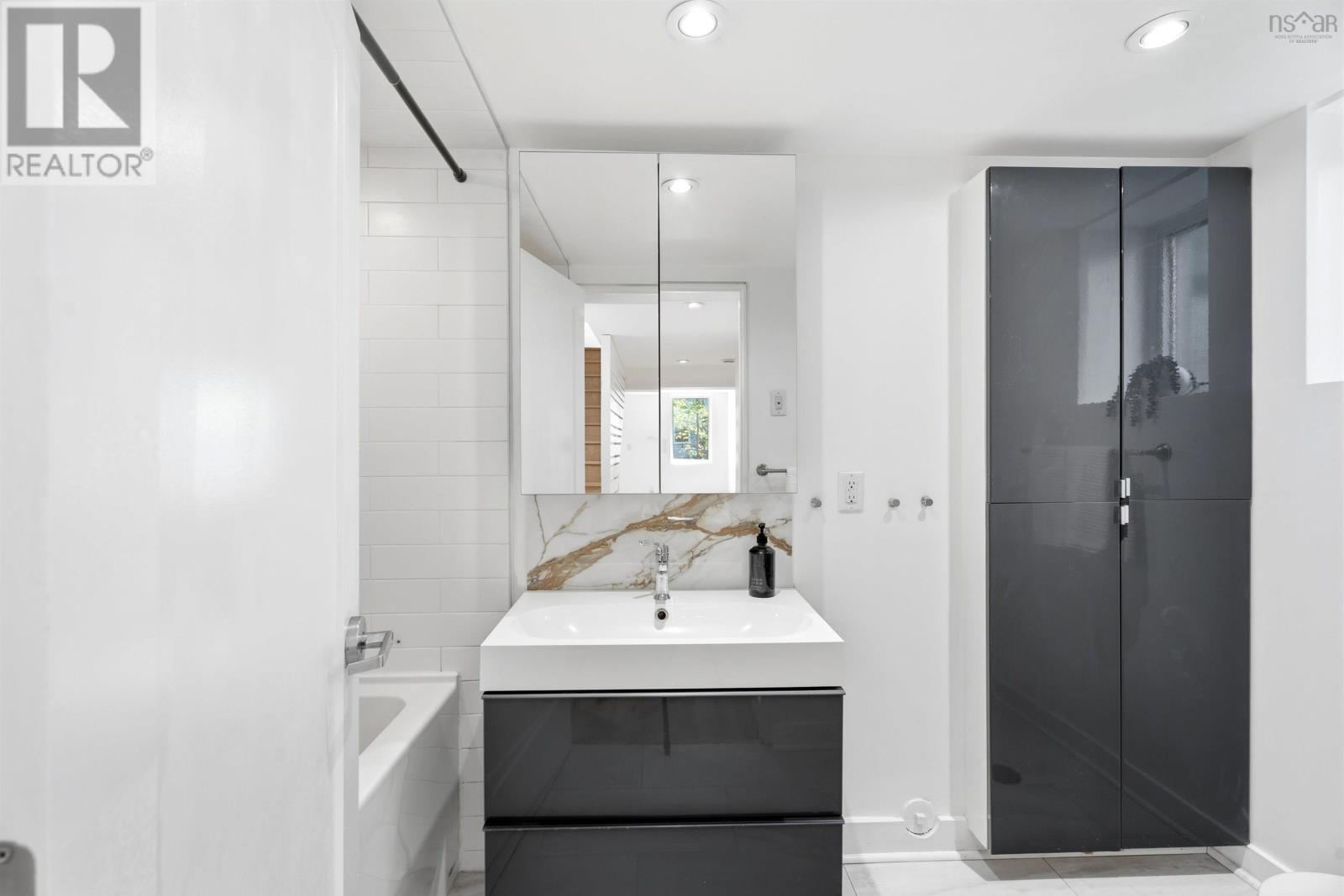 6168 6170 North Street - 37