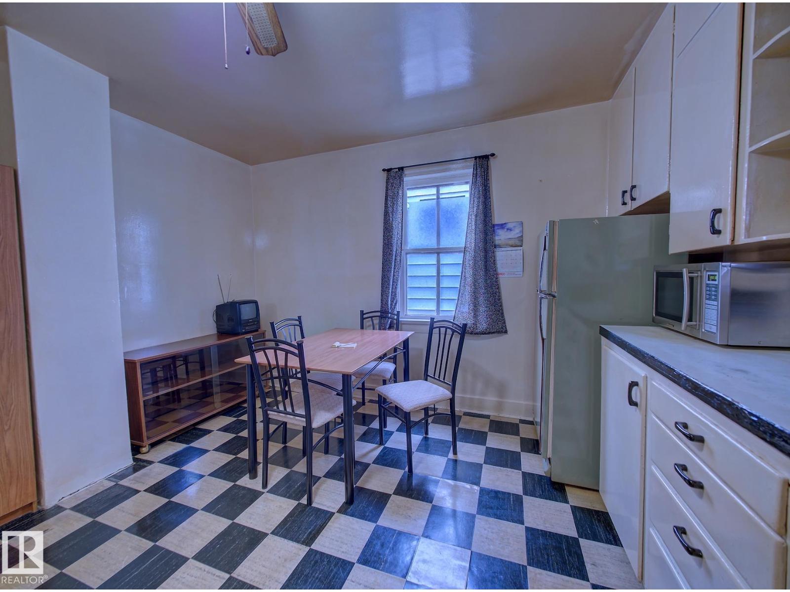 9533 77 AV NW - 6