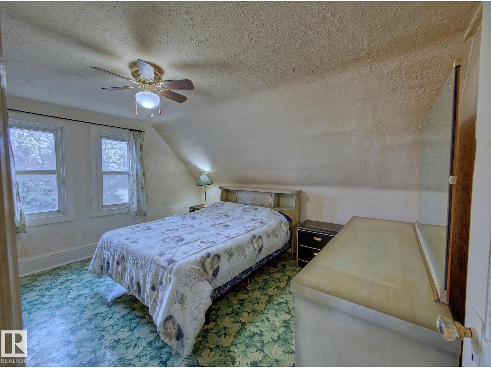 9533 77 AV NW - 20