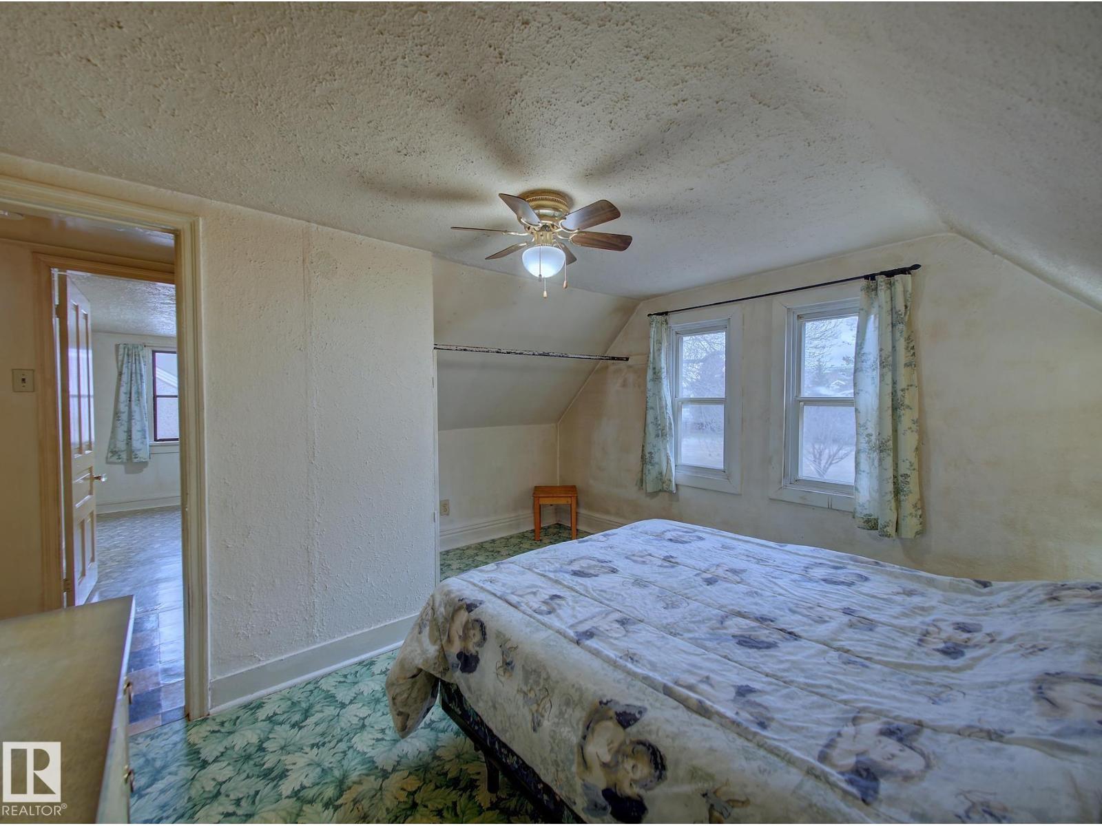 9533 77 AV NW - 21