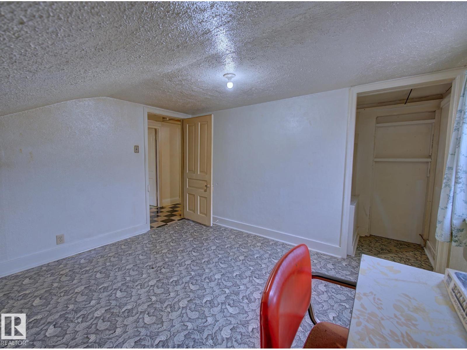 9533 77 AV NW - 19