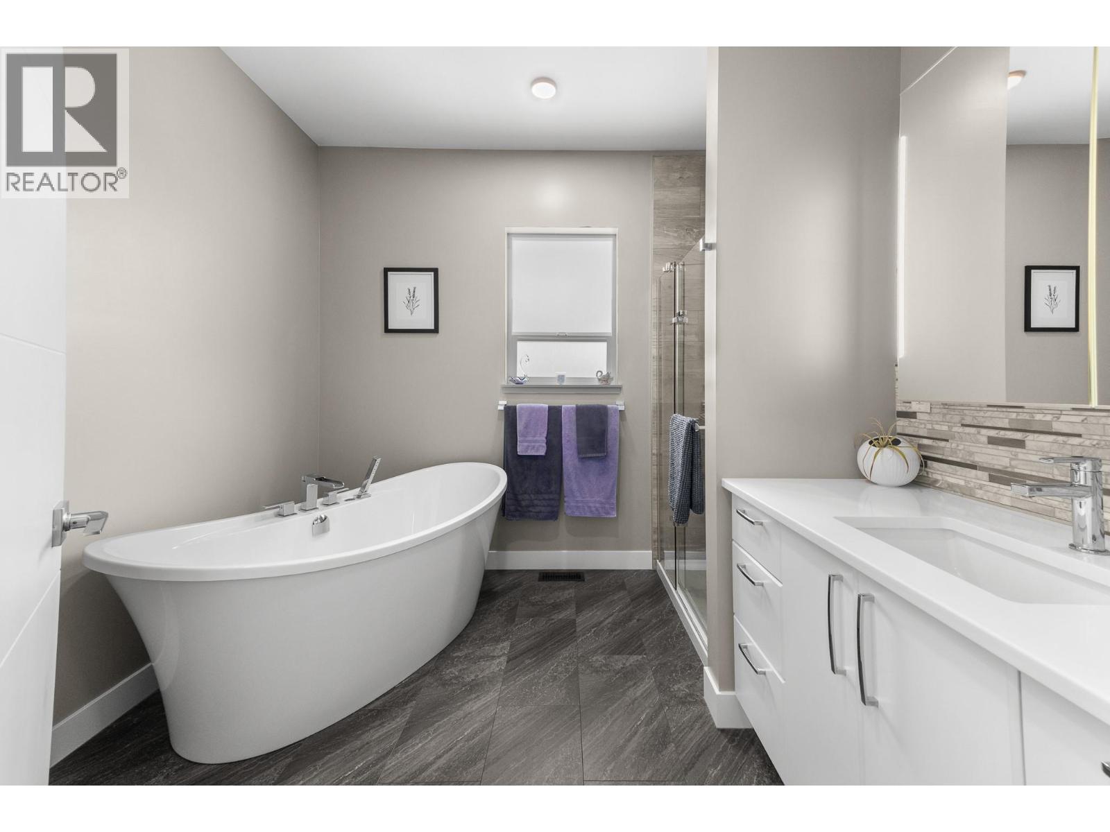 617 2ND Avenue, Keremeos