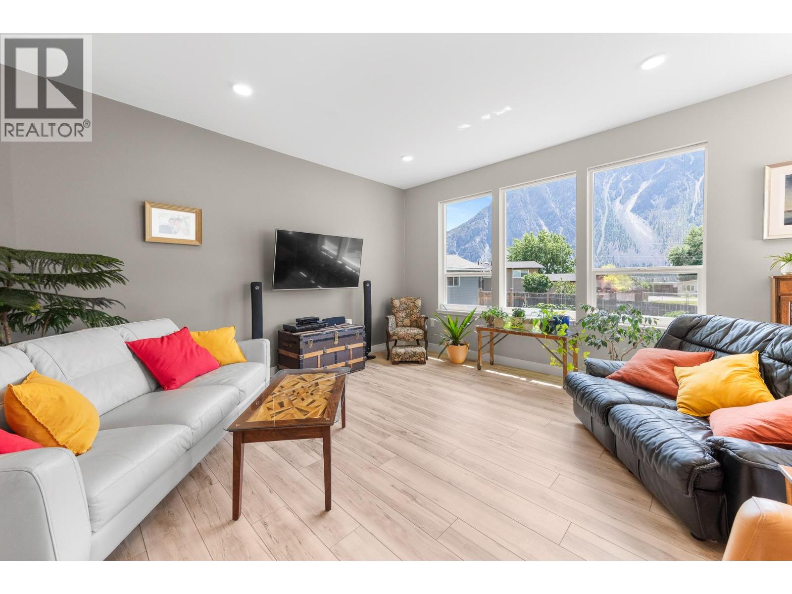 617 2ND Avenue, Keremeos