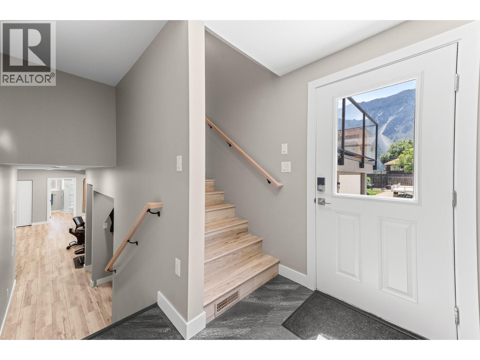 617 2ND Avenue, Keremeos