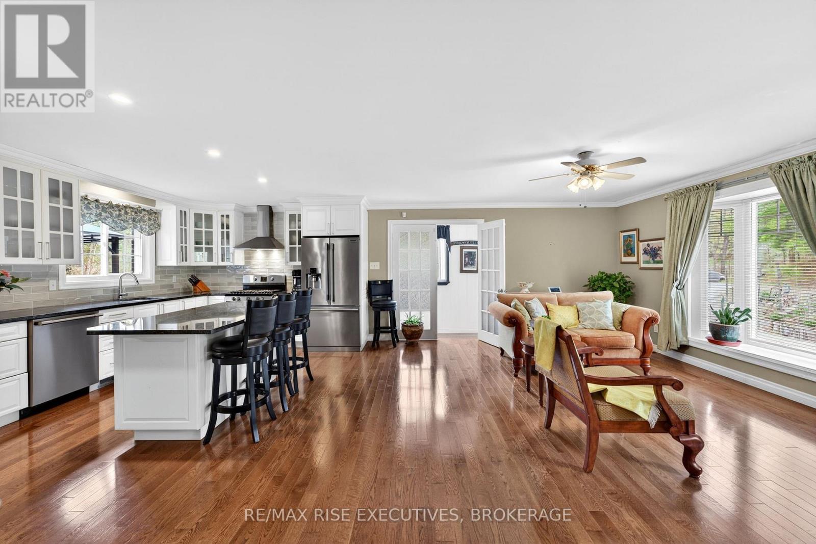2405 RIDEAU FERRY ROAD - 11
