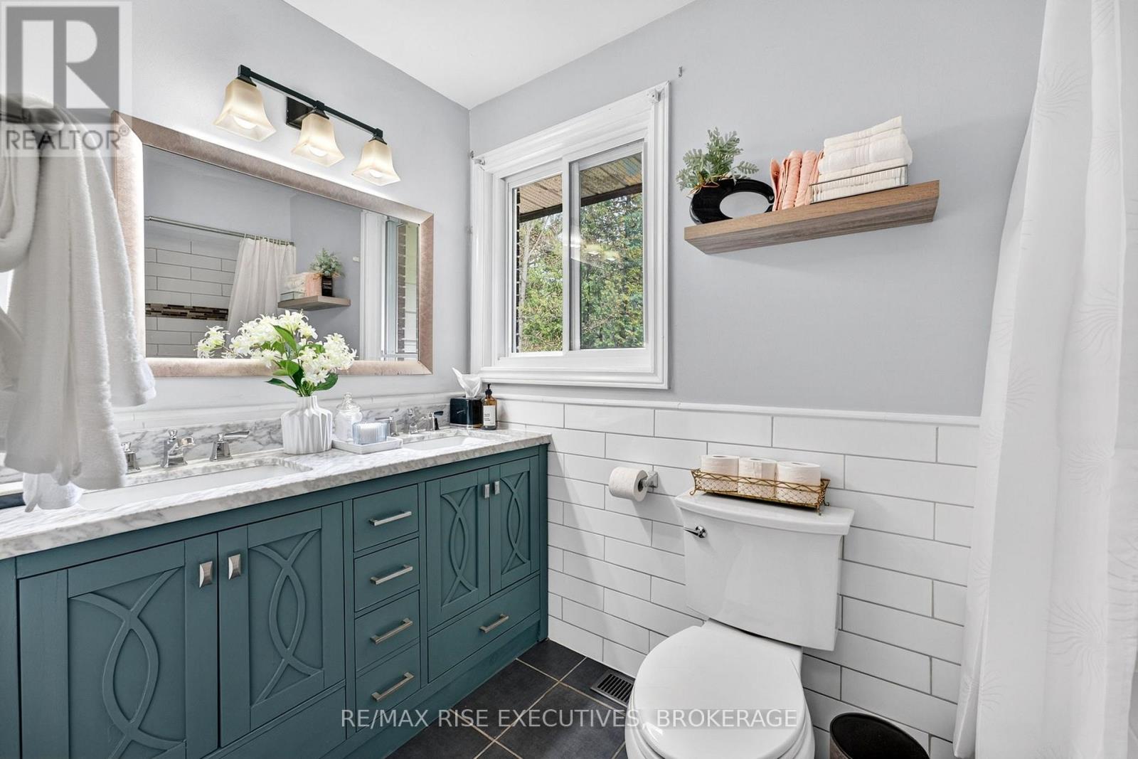 2405 RIDEAU FERRY ROAD - 24