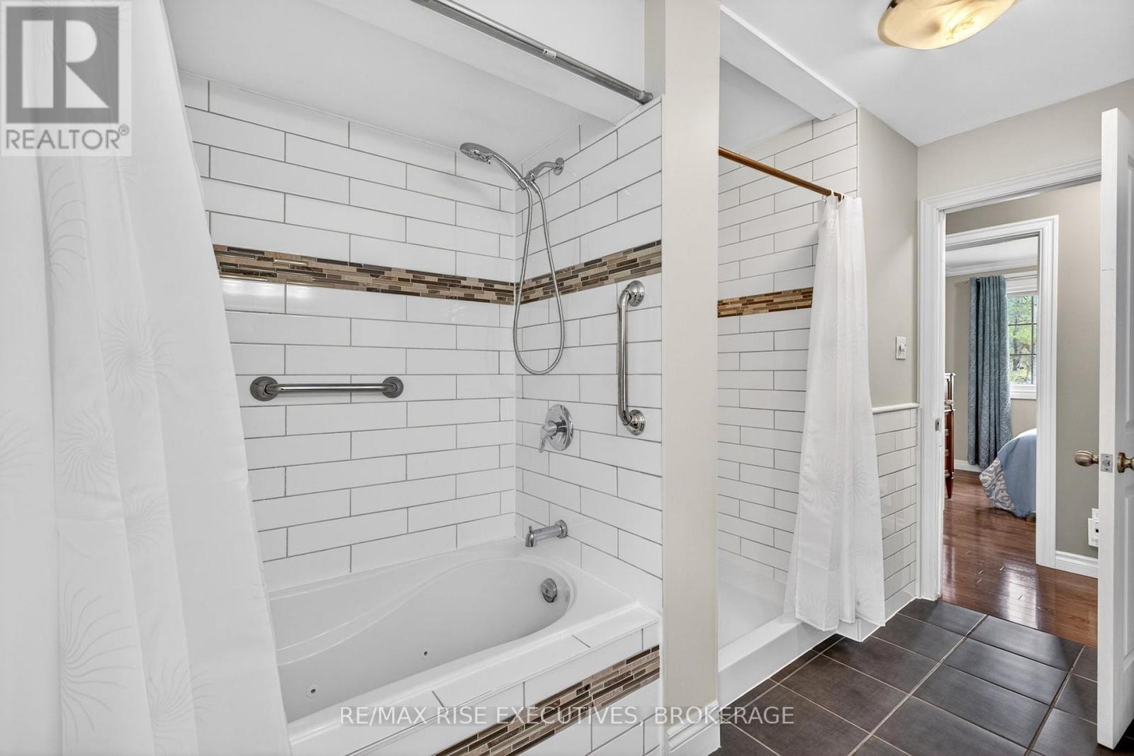2405 RIDEAU FERRY ROAD - 26