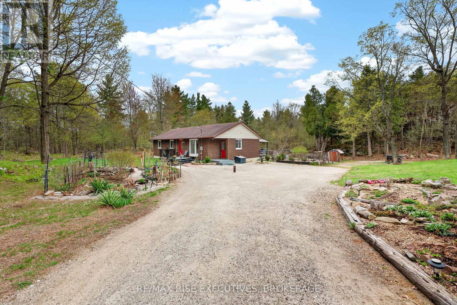 2405 RIDEAU FERRY ROAD - 3