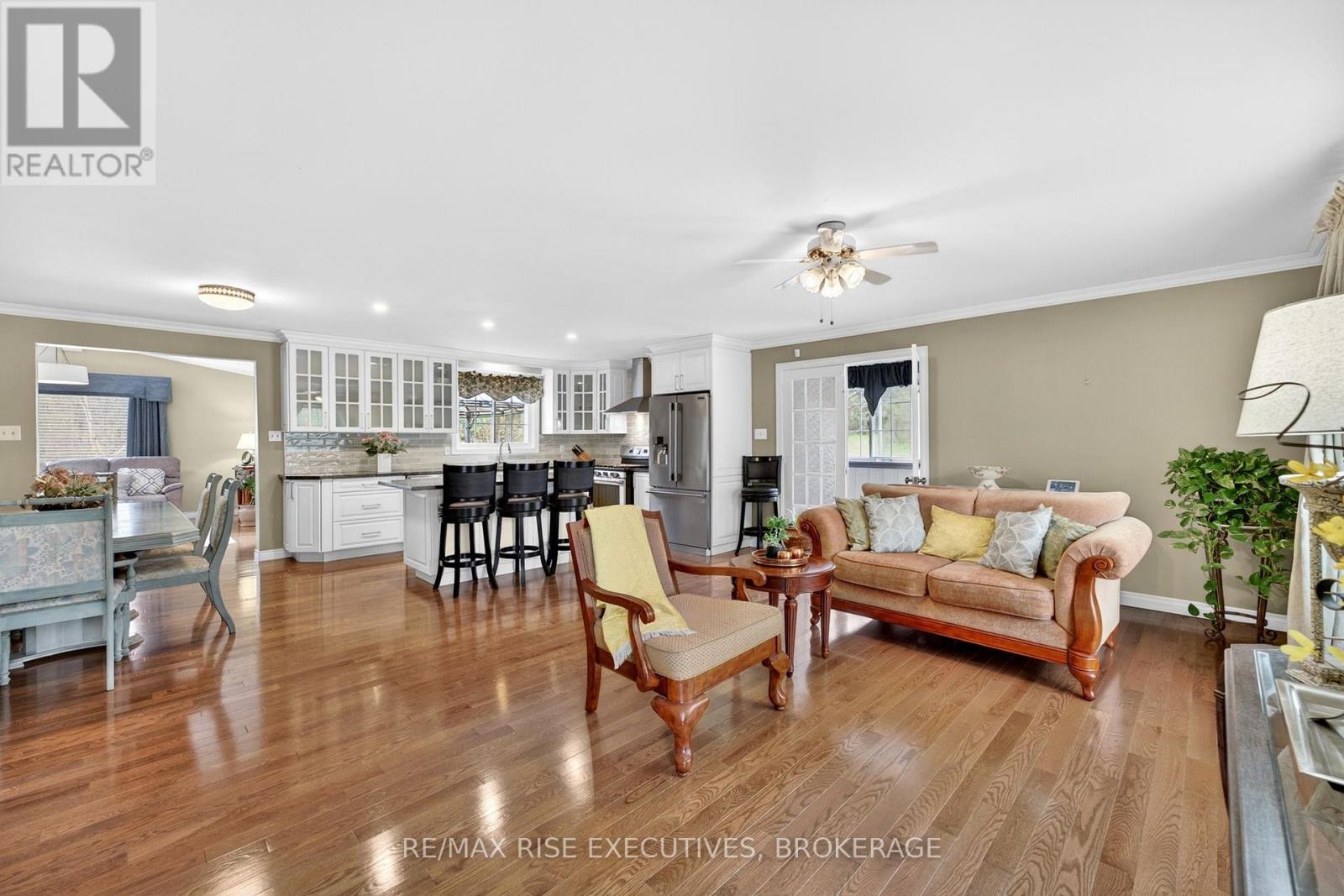 2405 RIDEAU FERRY ROAD - 8