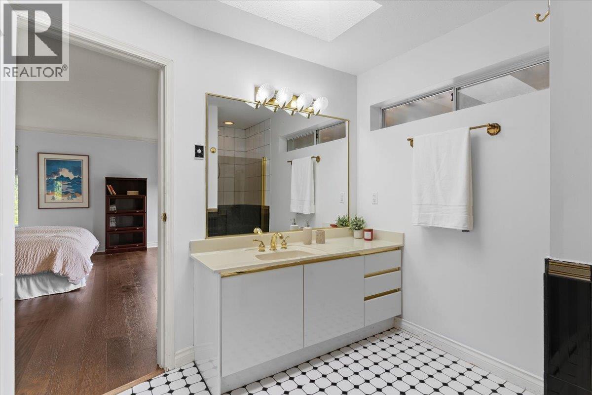 2471 MOWAT PLACE, North Vancouver