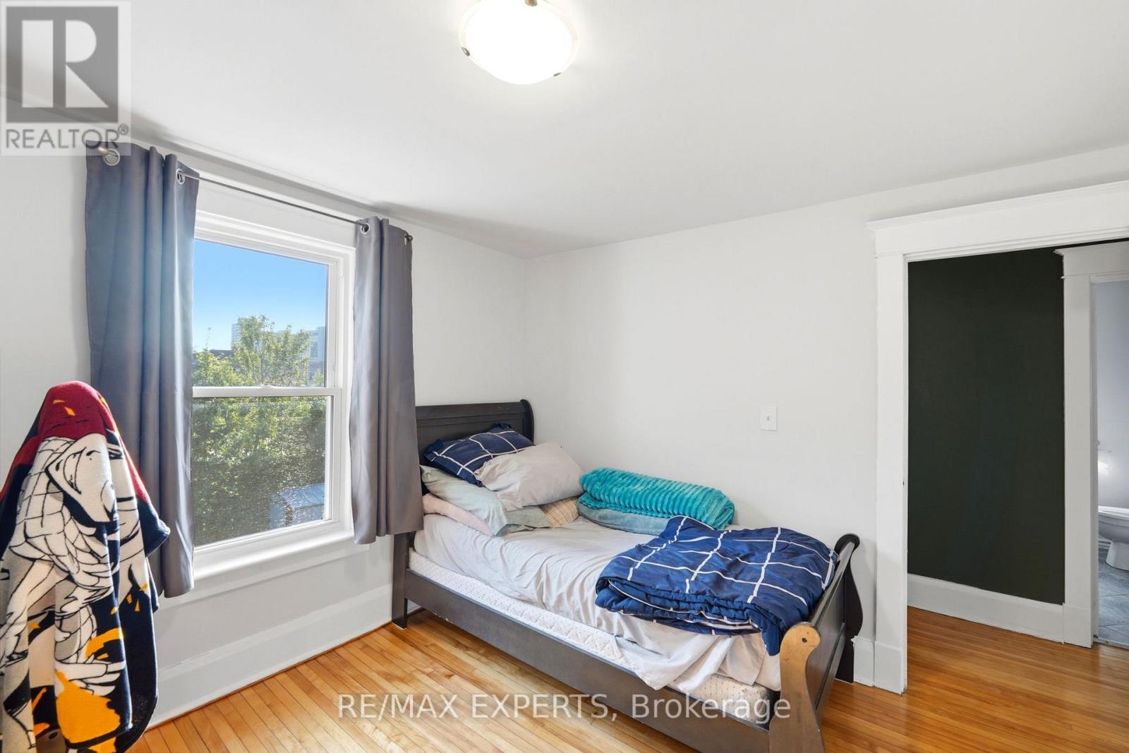 18 ROWE STREET - 24