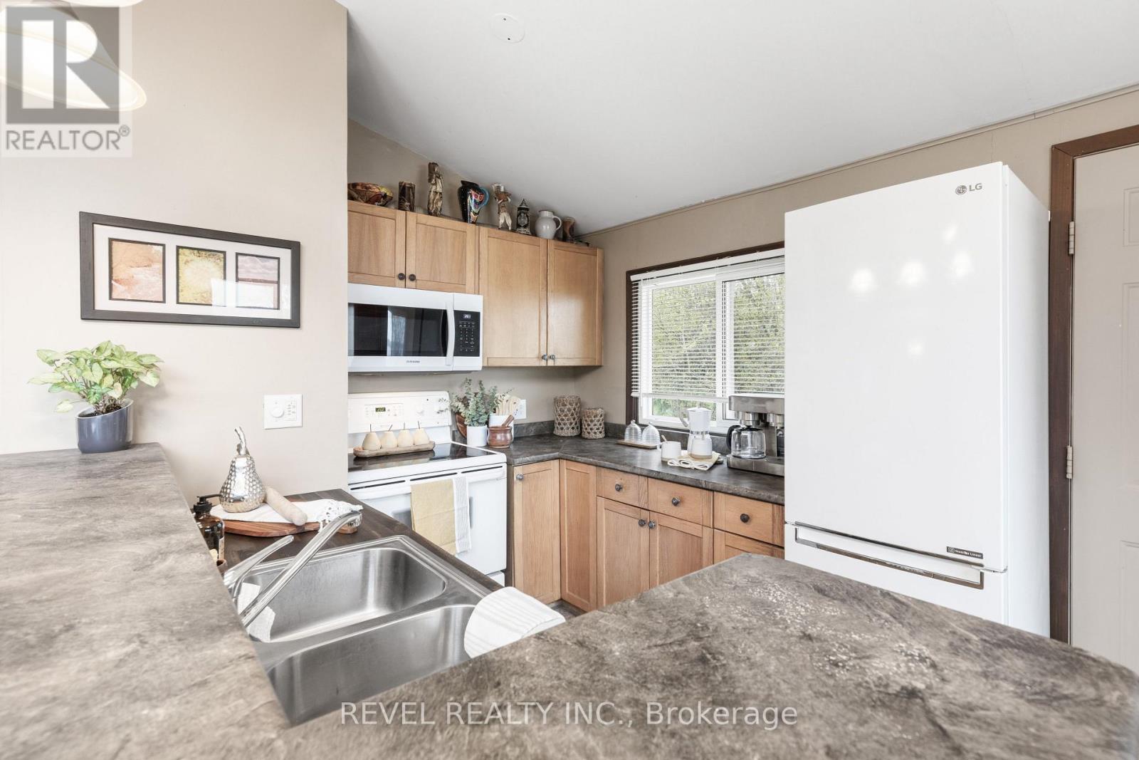 18 LAKEVIEW BOULEVARD - 11