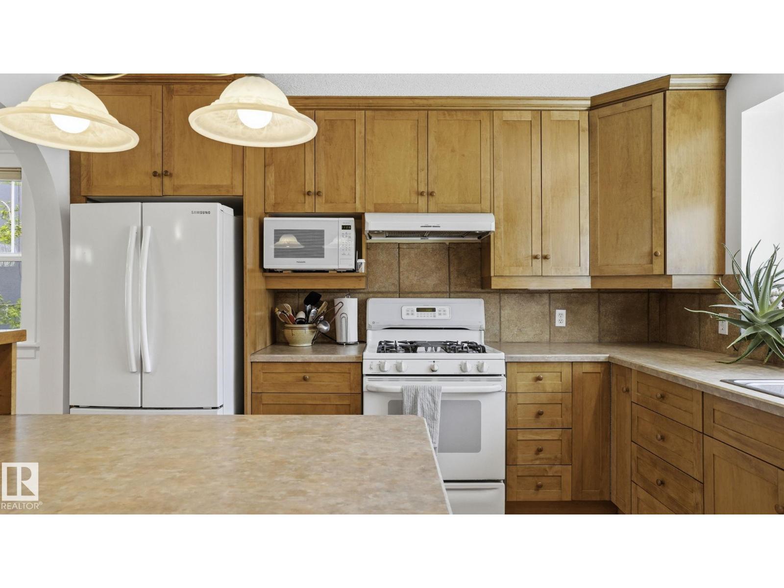 9611 77 AV NW - 10