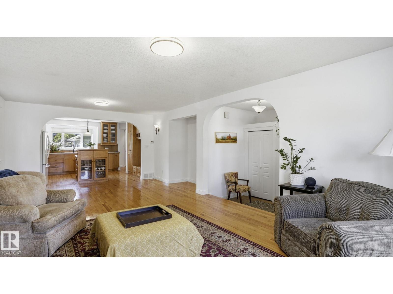 9611 77 AV NW - 8