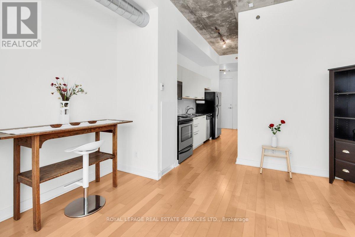 #210 60 BATHURST STREET - 7