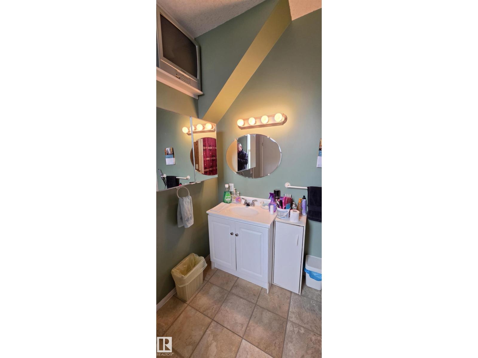 4612 47 AV — photo 20