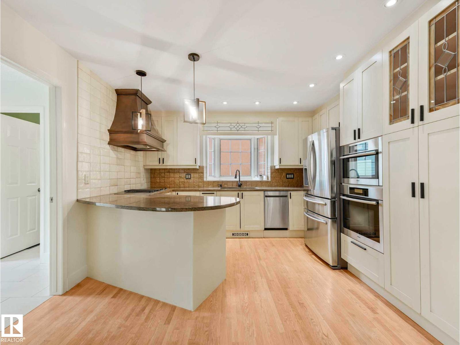 9642 100 ST NW - 23