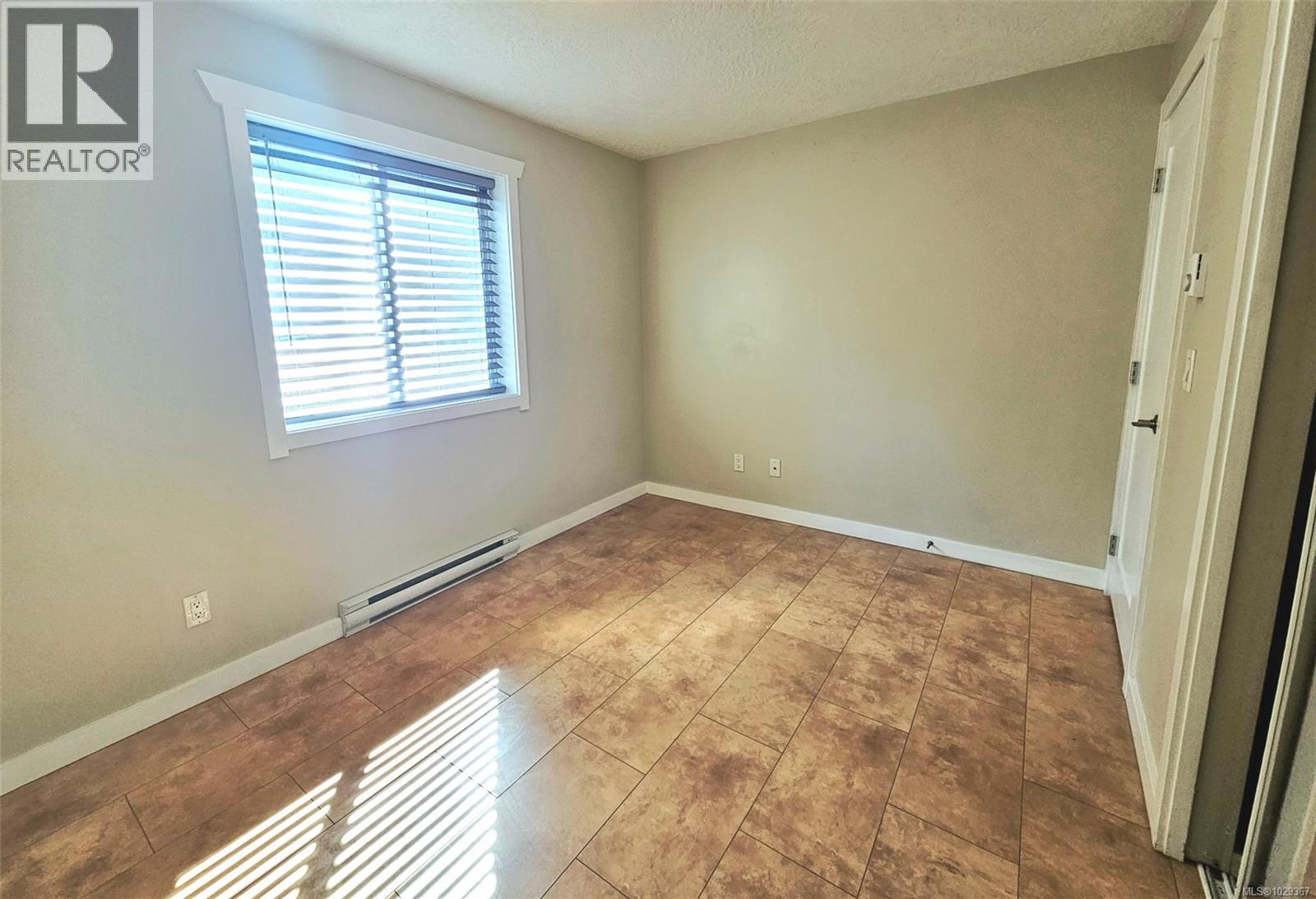 2099 Maple Ave S - 24