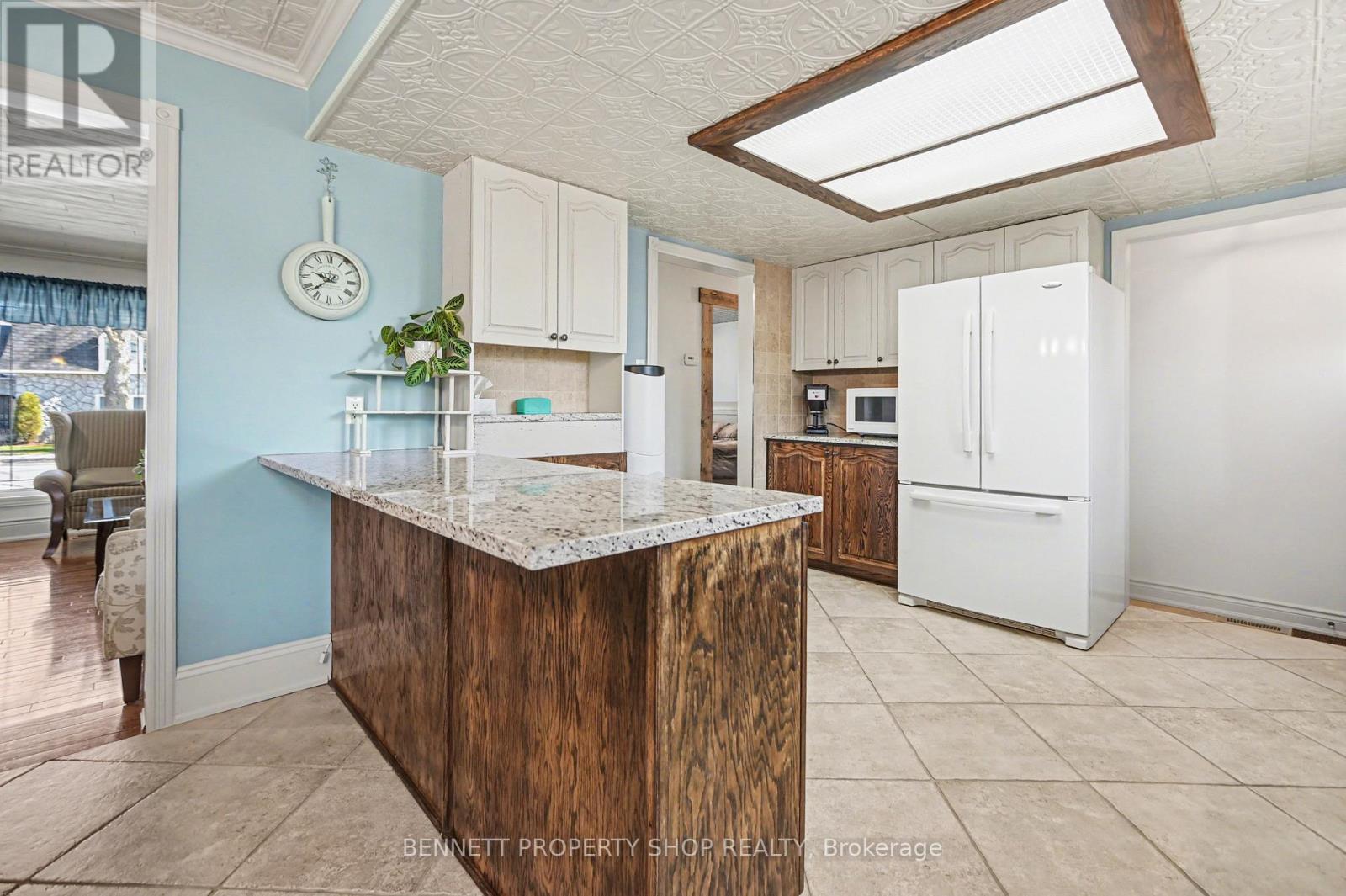 493 LAURIER STREET - 6