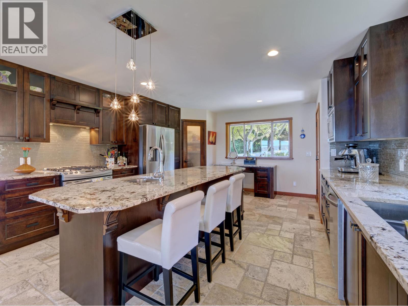 6480 SHORELINE PLACE, Sechelt