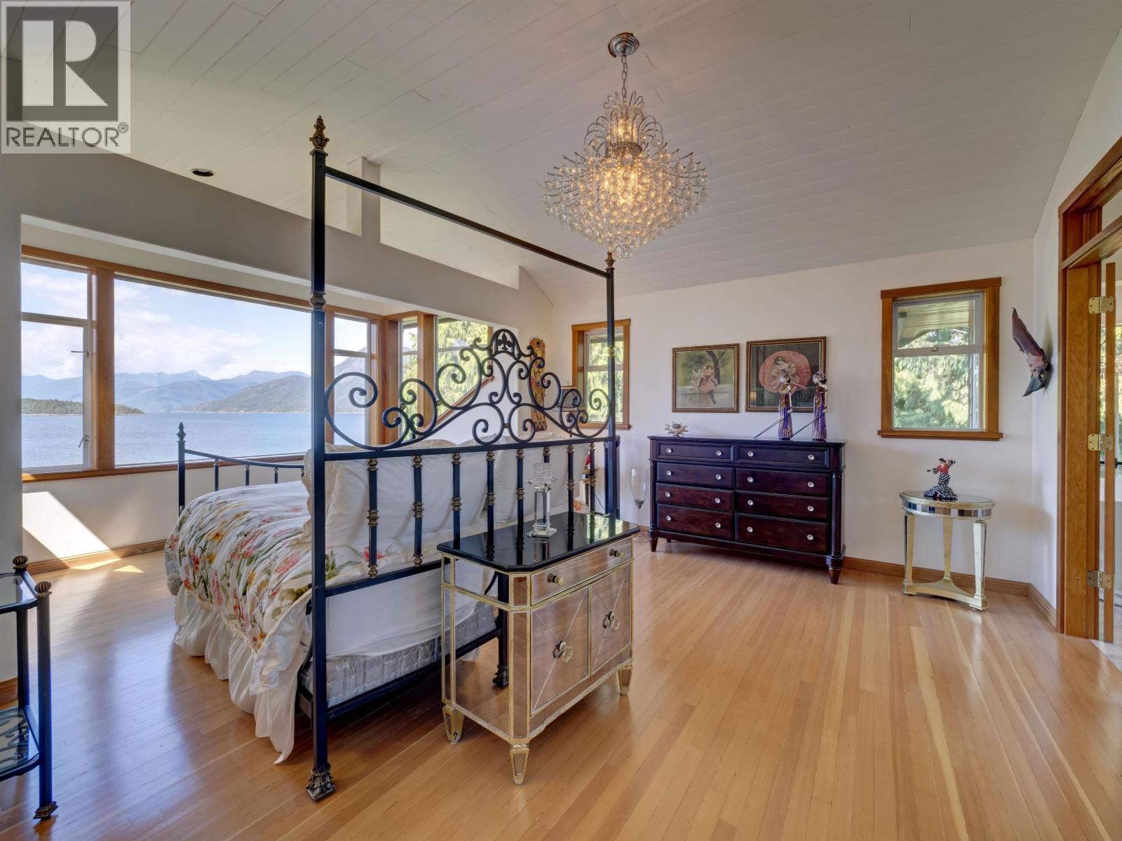 6480 SHORELINE PLACE, Sechelt