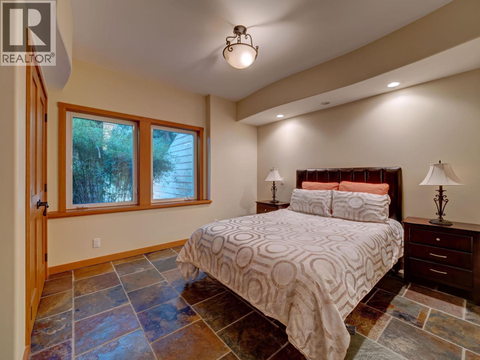 6480 SHORELINE PLACE, Sechelt