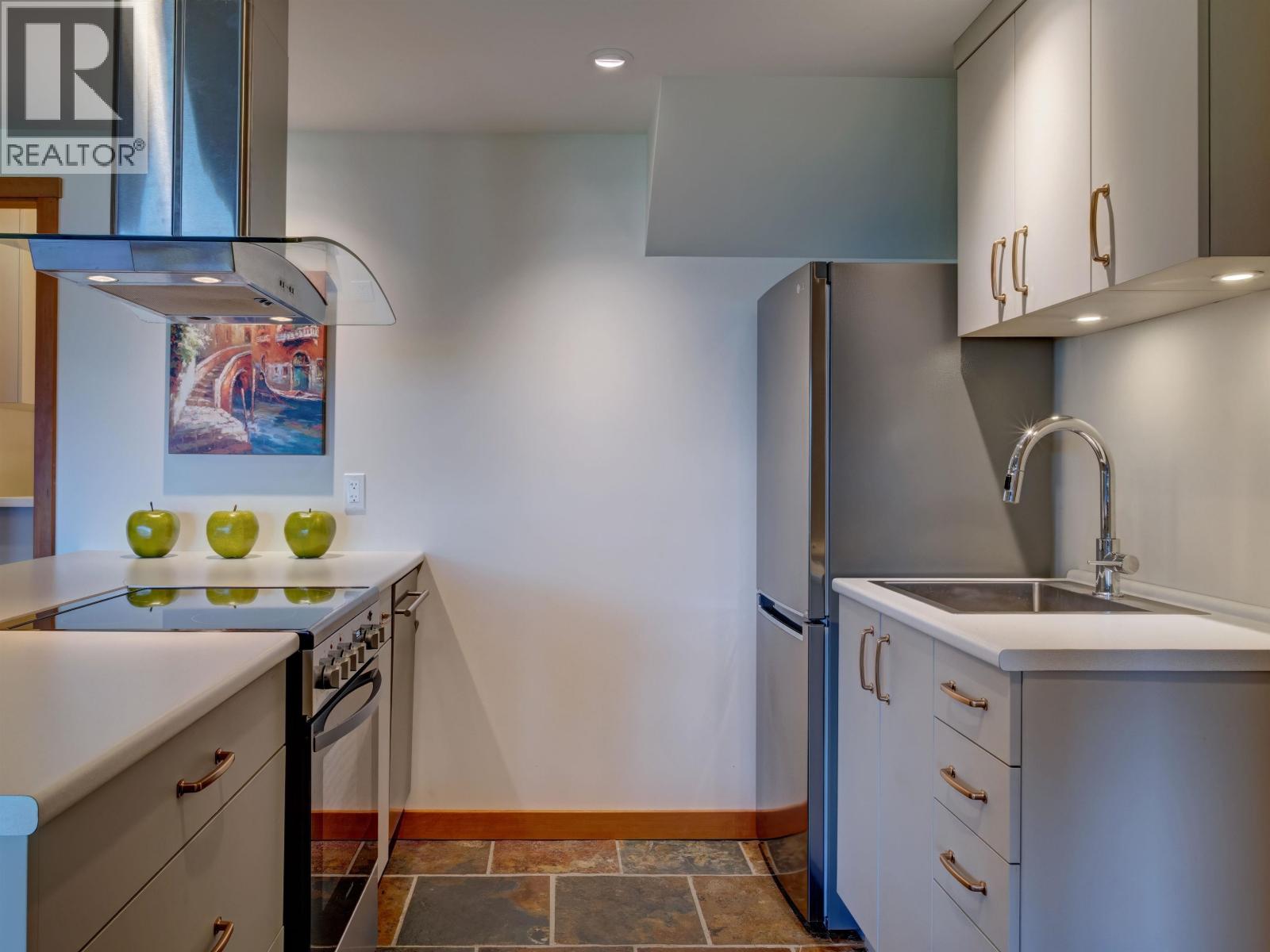 6480 SHORELINE PLACE, Sechelt