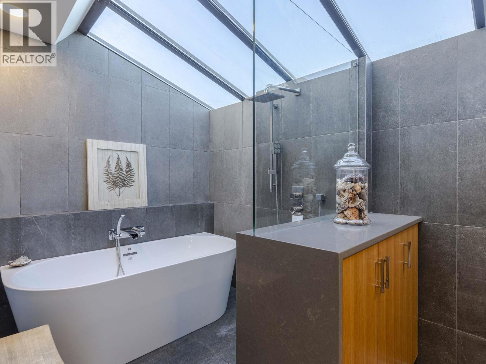 815 MASSEY STREET, New Westminster