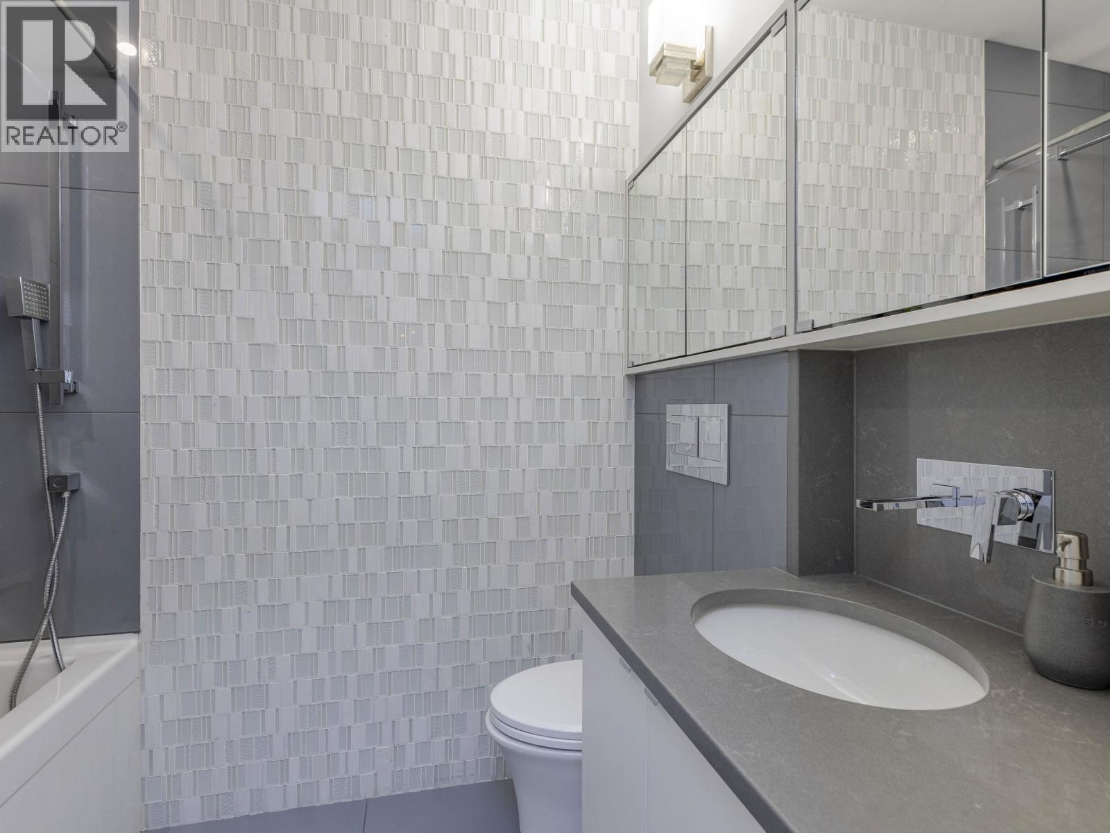 815 MASSEY STREET, New Westminster