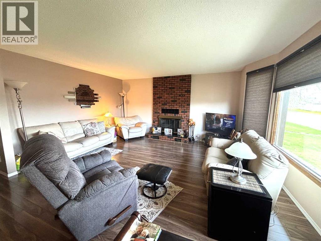 5015 50 Avenue — photo 9