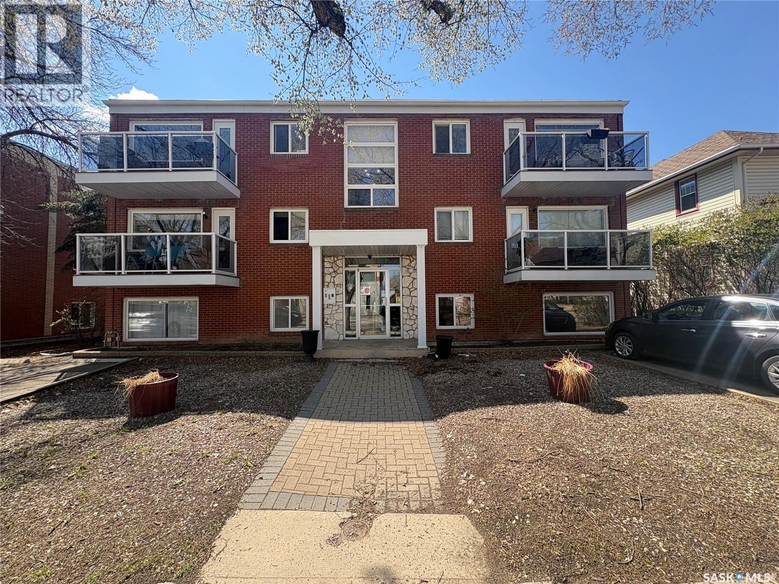 #3 2060 Lorne STREET - 1