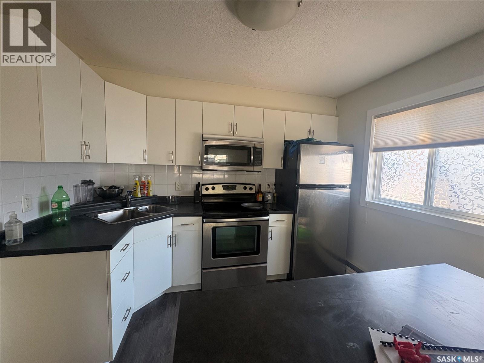 #3 2060 Lorne STREET - 3