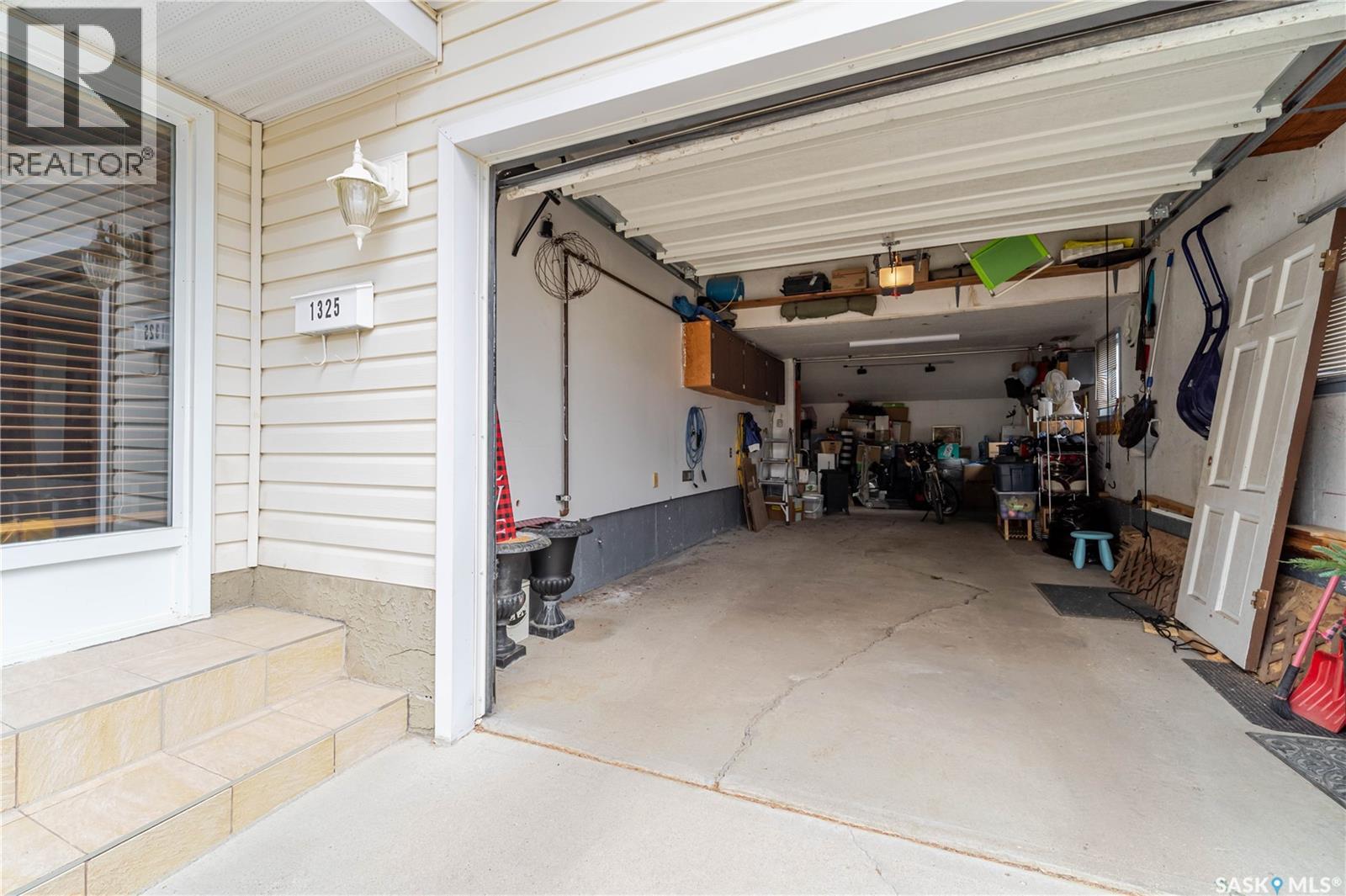 1325 King CRESCENT - 58