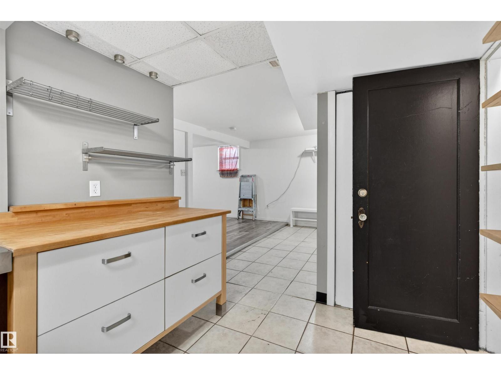 10522 79 AV NW - 23