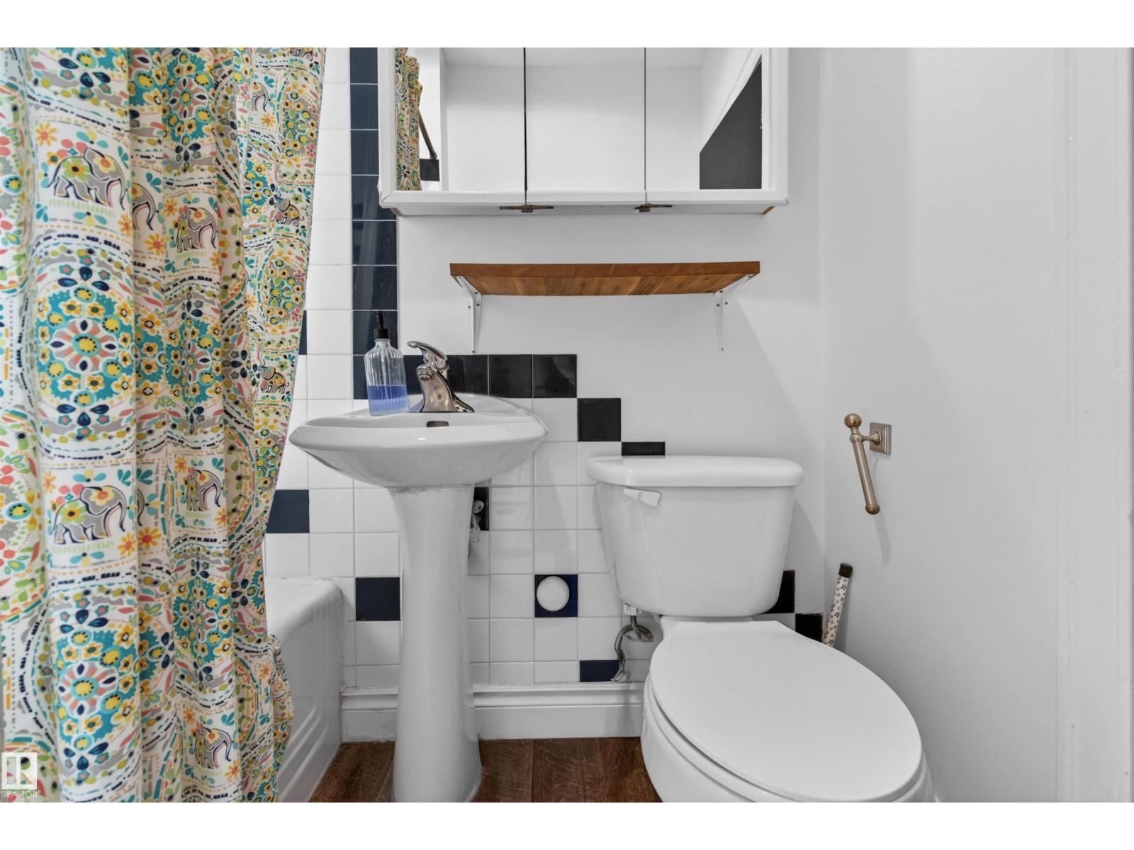 10522 79 AV NW - 17
