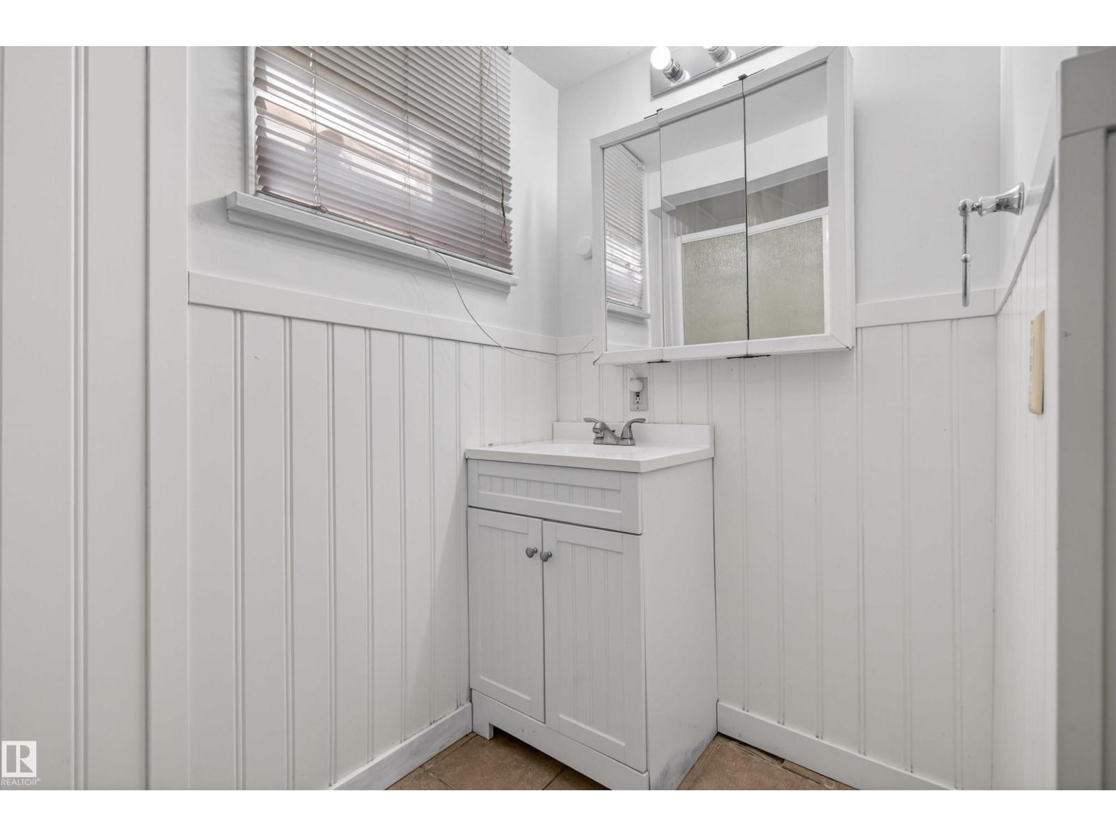 10522 79 AV NW - 30